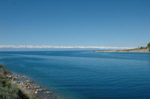 Lac Issy Kul (au fond, ce sont des montagnes, pas des nuages)