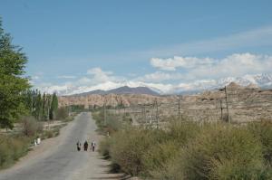 Passage canyonesque et femmes kirghizes